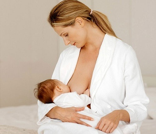 Tại sao cần cho con bú sữa mẹ ở ngày đầu chào đời