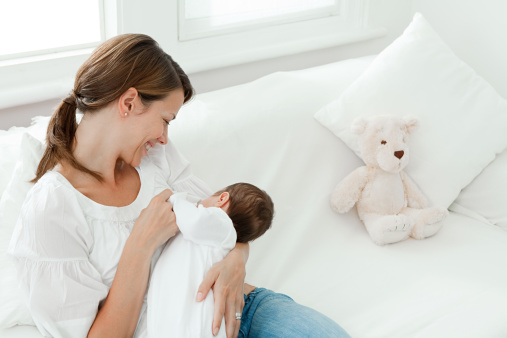 Cách chăm sóc mẹ và bé sau sinh thường